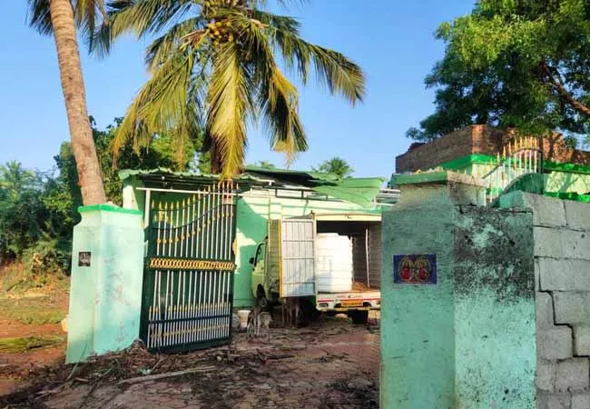 The car with the firecrackers exploded and scattered ... houses damaged!
