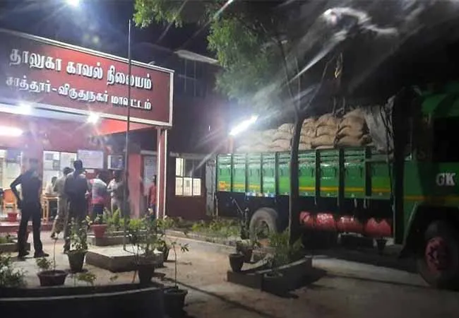 Smuggling of rice bundles from the ration shop! -Sattur police chase and turn over lorry!