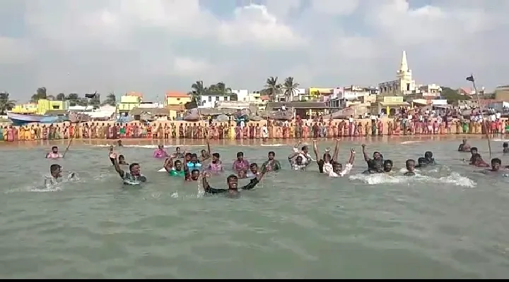   the mens in the sea and the women's in the shore ; protest against the coal landing in tutucorin