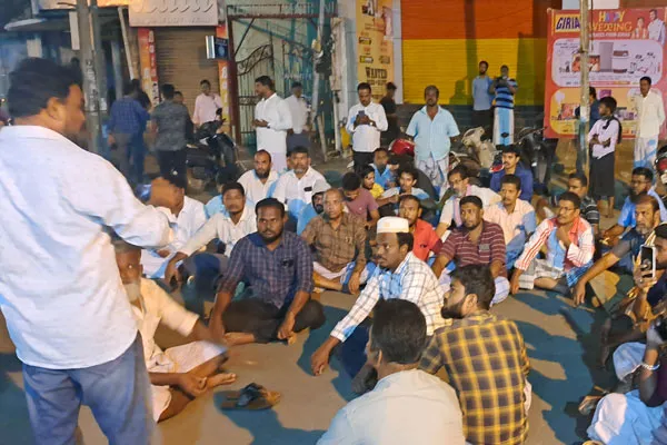 girl relatives protest against the couple who got married for love