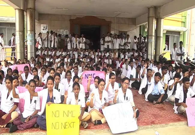 THIRUVARUR GOVT MEDICAL COLLEGE STUDENTS STRIKE NMC BILL, NEXT EXAM AGAINST AUGUST 8 ALL OVER INDIA DOCTORS STRIKE