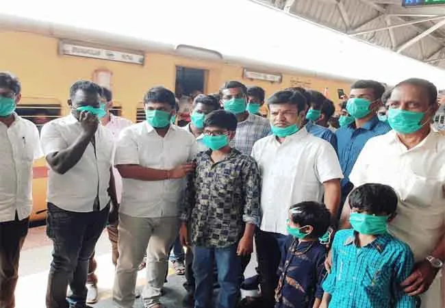 TAMIL MANILA CONGRESS PARTY FREE MASKS PEOPLES IN ERODE JUNCTION 