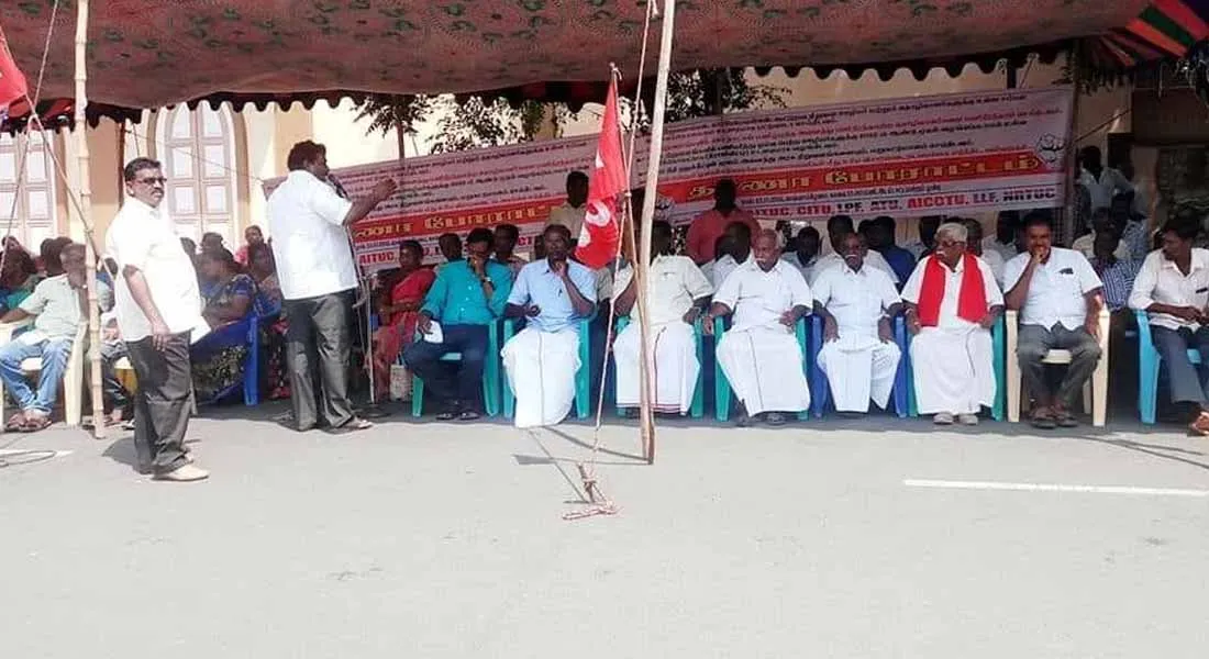  Demonstrated by pro-government employees