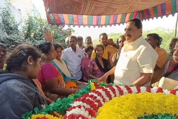 Minister Gandhi bears the education expenses of the organ donor's children