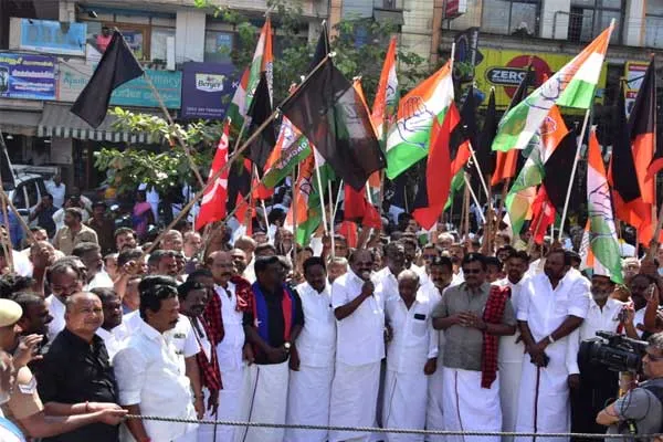 Governor Ravi in Theni by DMK alliance parties showing black flag 