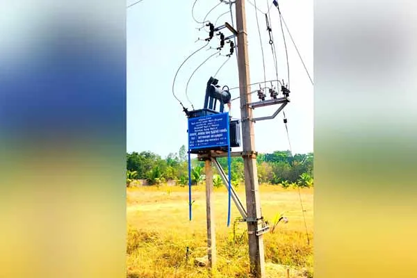  drunken youths hanged a tin plate on the transformer