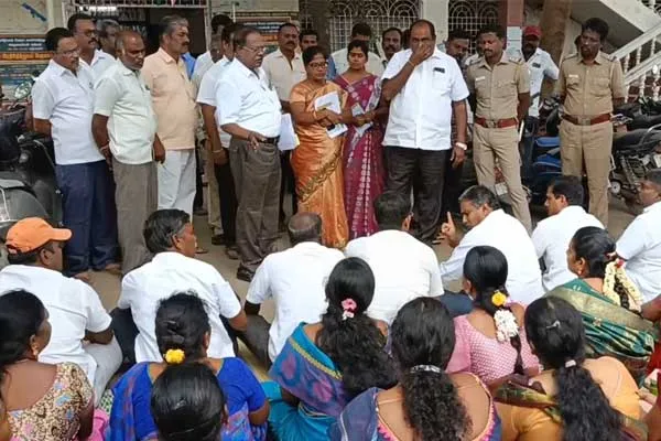DMK councillor are protesting against officials in Gudiyatham section