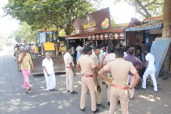 Argument between police and VKC members during removal of encroachment  Trichy!