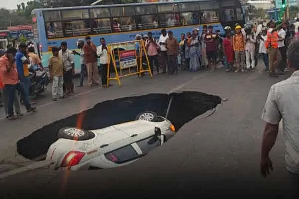 car fell into a sudden pothole on the road in Chennai 