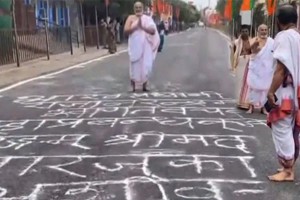 Priests write in Hindi on Srirangam Temple to welcome the Pm modi