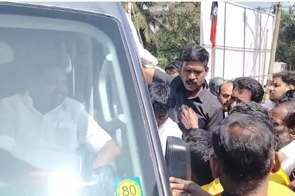 youth blocked Edappadi Palaniswami's car in Pattukottai