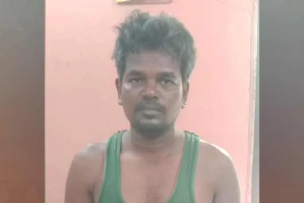 husband cut the hand of his wife who was talking on video call