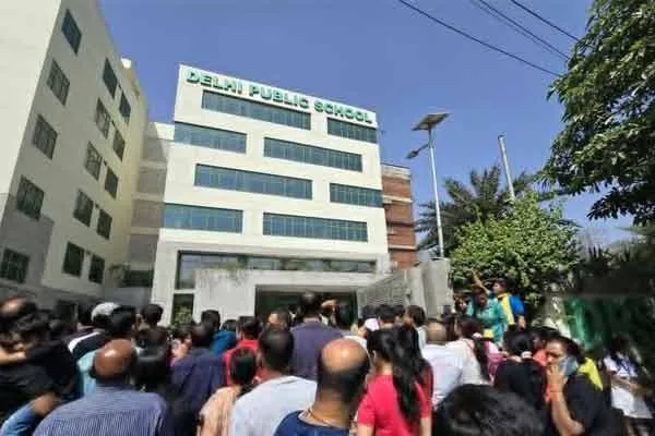  threat to more than 80 schools in Delhi