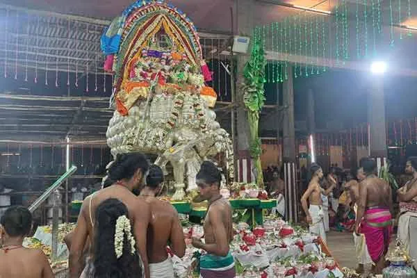 Sami Darshanam by Minister Murthy's family at Nataraja temple