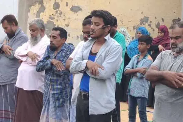 Muslims pray for heavy rain and special prayer