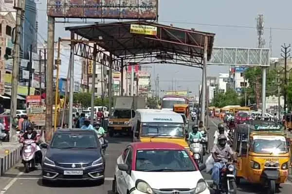  Karur Corporation has put up a roof on  traffic signal by accepting demands of  people