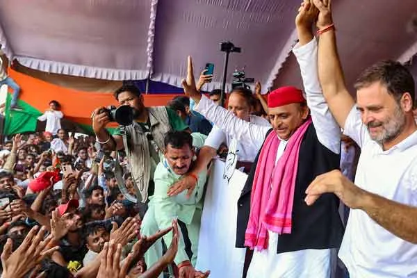 Rahul - Akhilesh returned without campaigning as they were surrounded by volunteers