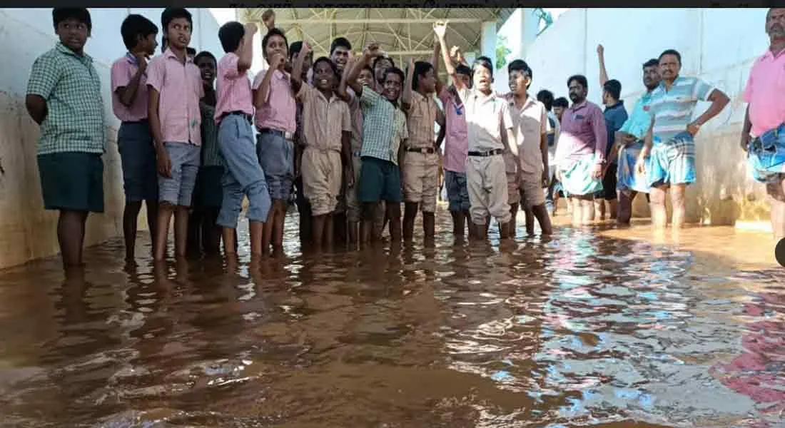  Stagnant water in the tunnel ... School students struggle