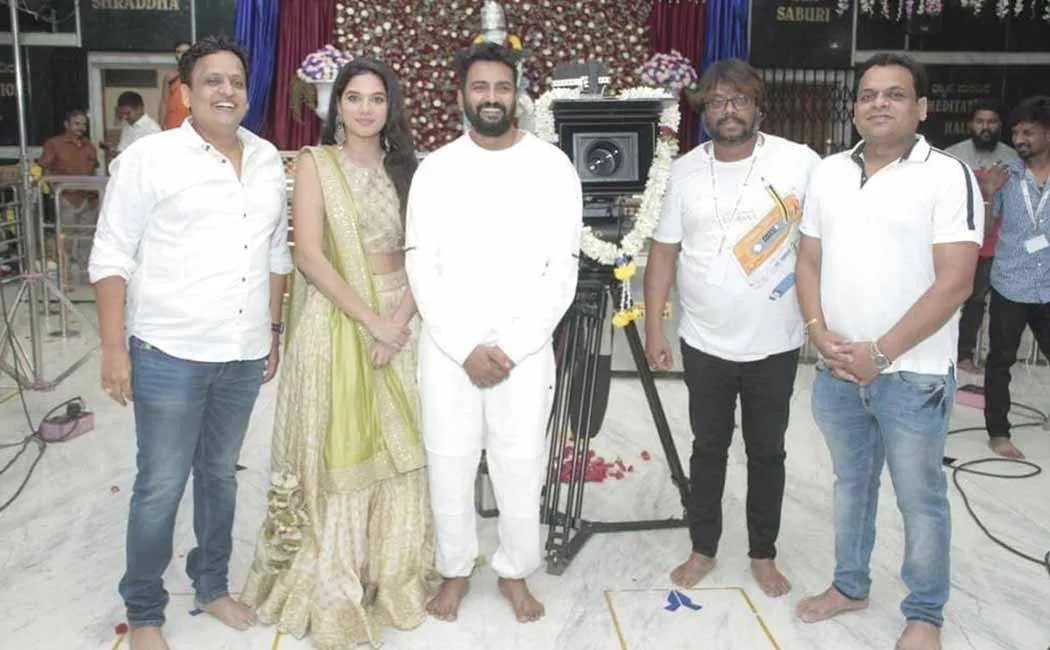 Santhanam on the field with the Kannada director; Photo goes viral