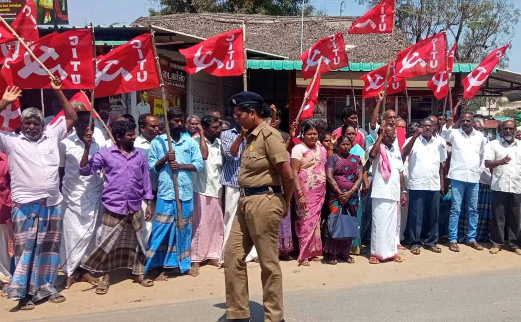 Bullock cart workers union struggle with families in Keerapalayam