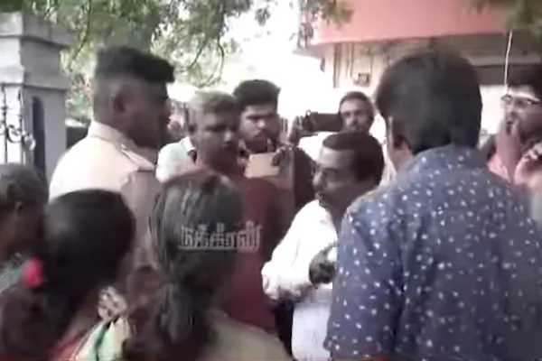 public stopped the officials who came to take the idol from the Kangayam temple