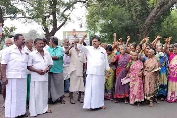 Ex-MLA struggle  to start the bus stopped near Tiruvannamalai