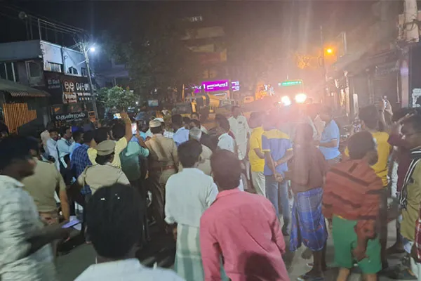girl relatives protest against the couple who got married for love