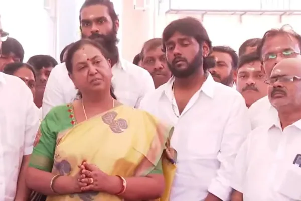 Premalatha demands that  govt set up a Mani Mandapam in a public place for Vijayakanth