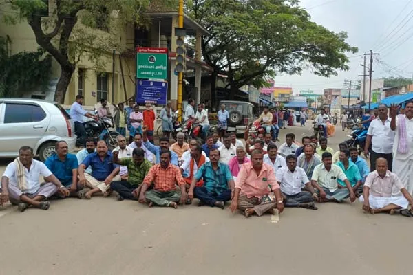 government transport workers who blocked the road were arrested 