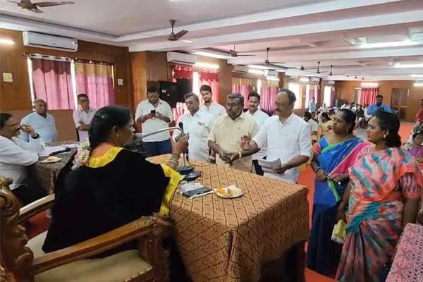 Cuddalore mayor sundari raja apologized to DMK councillor 