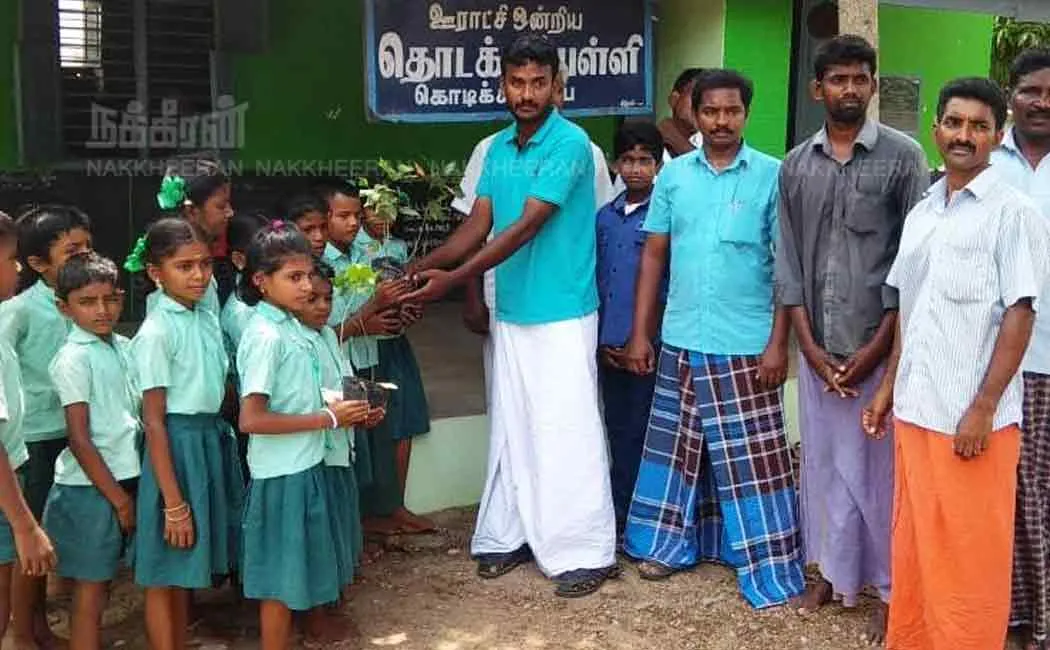 puthukottai youth welcomes school students by presenting saplings to them
