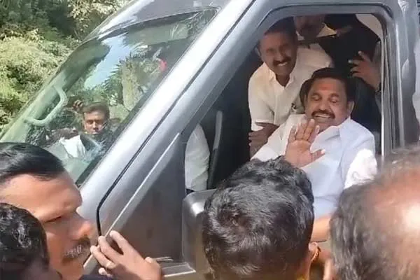 youth blocked Edappadi Palaniswami's car in Pattukottai