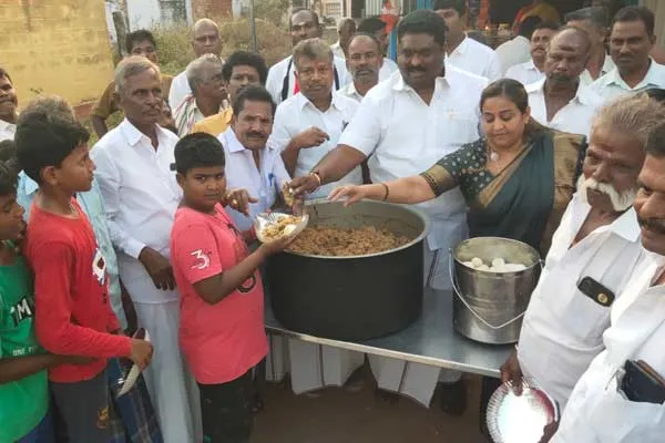 Bitterness between supporters of eps  and supporters of ops  in Vathalagundu