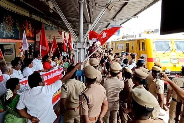 struggle in CPM trains Chidambaram!