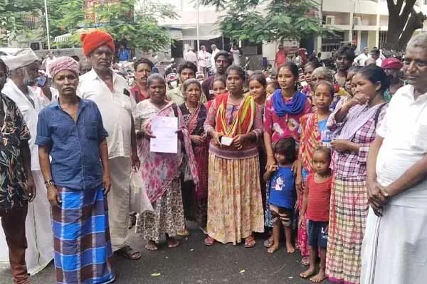 Narikuravar people dharna at Pudukkottai Collectorate