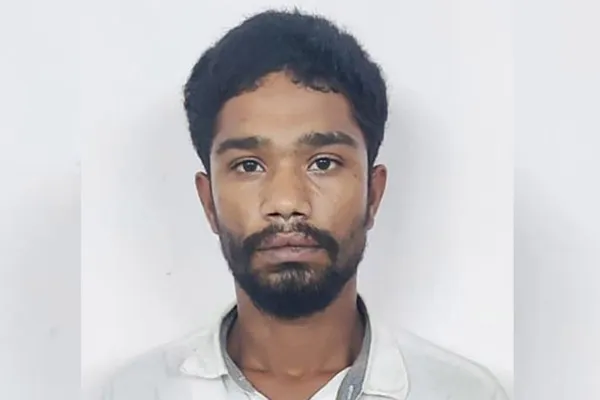 police shot rowdy who tried to escape by slashing  police with a scythe