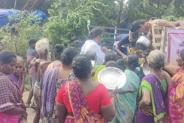Nataraja Temple Dikshithars provide food to those affected by rain