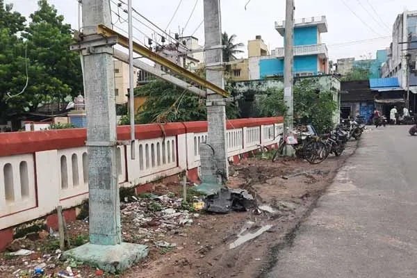 Drunk driver crashes car into transformer