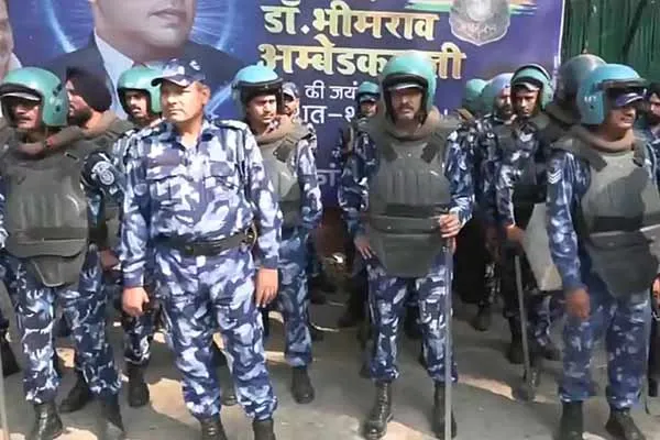 Paramilitary forces deployed in front of Congress headquarters 