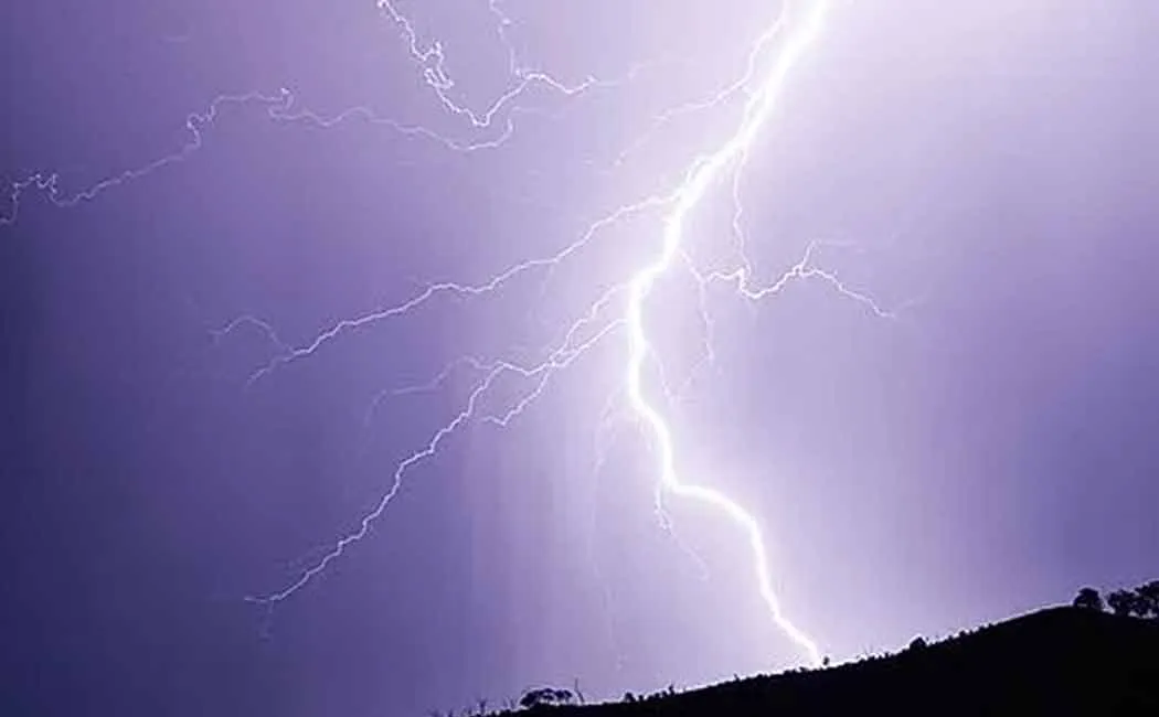 10 two-wheelers were destroyed by thunder and lightning