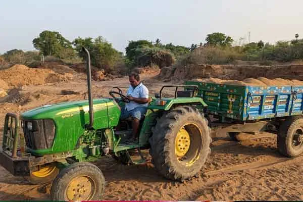 panchayat president threatened officials who came to stop digging mud Kamandala river.