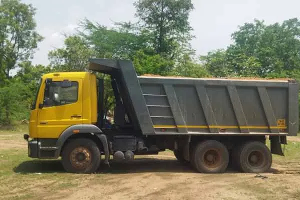 Special police seized trucks carrying gravel with fake permits