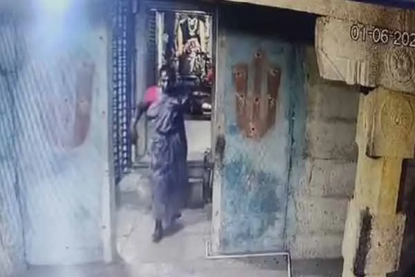 woman entered sanctum sanctorum and stole gold coins from idol of Samy
