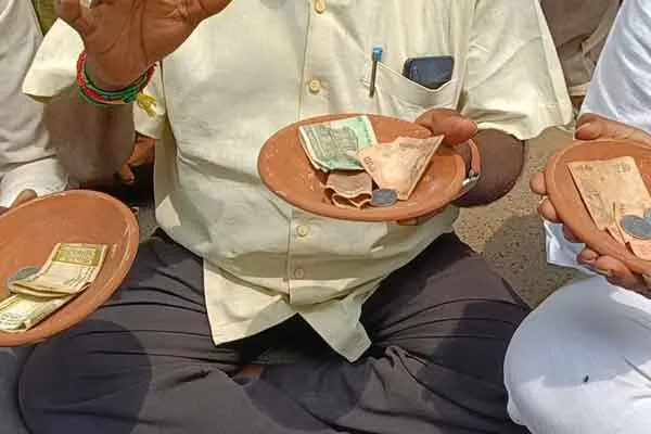 pmk struggle due to extra fee collection in school