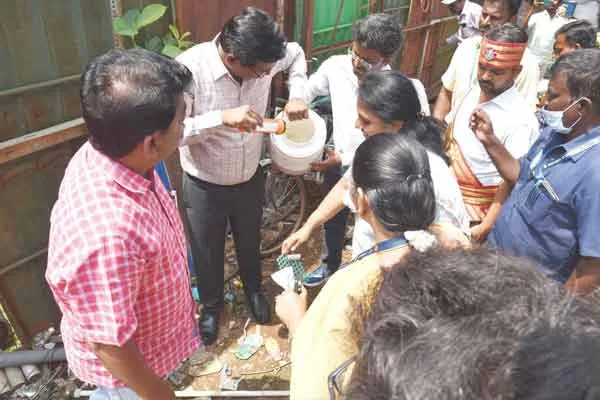 Collector reprimands Municipal Commissioner for not carrying out cleaning work