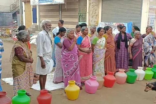 People involved in road blockage without drinking water in Vellore Corporation