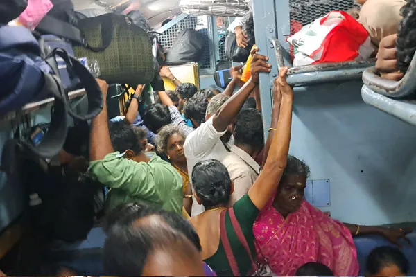 People traveling dangerously on Tiruchendur-Chennai high speed train