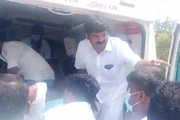 3 people, including a AIADMK executive, were seriously injured  