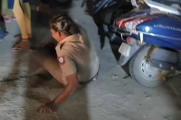 Women argue with police while arresting rowdy in Thoothukudi
