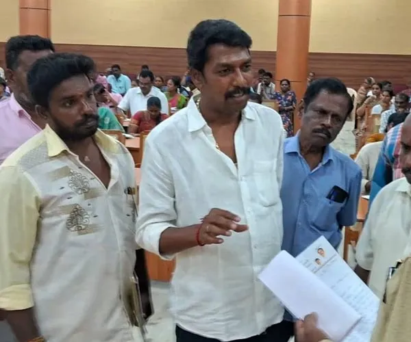 There is no doctor in the veterinary hospital in Trichy Palakarai